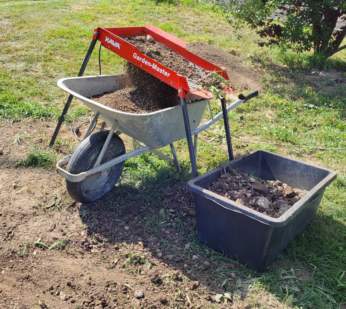 Ruettelsieb-auf-Gartenkarre